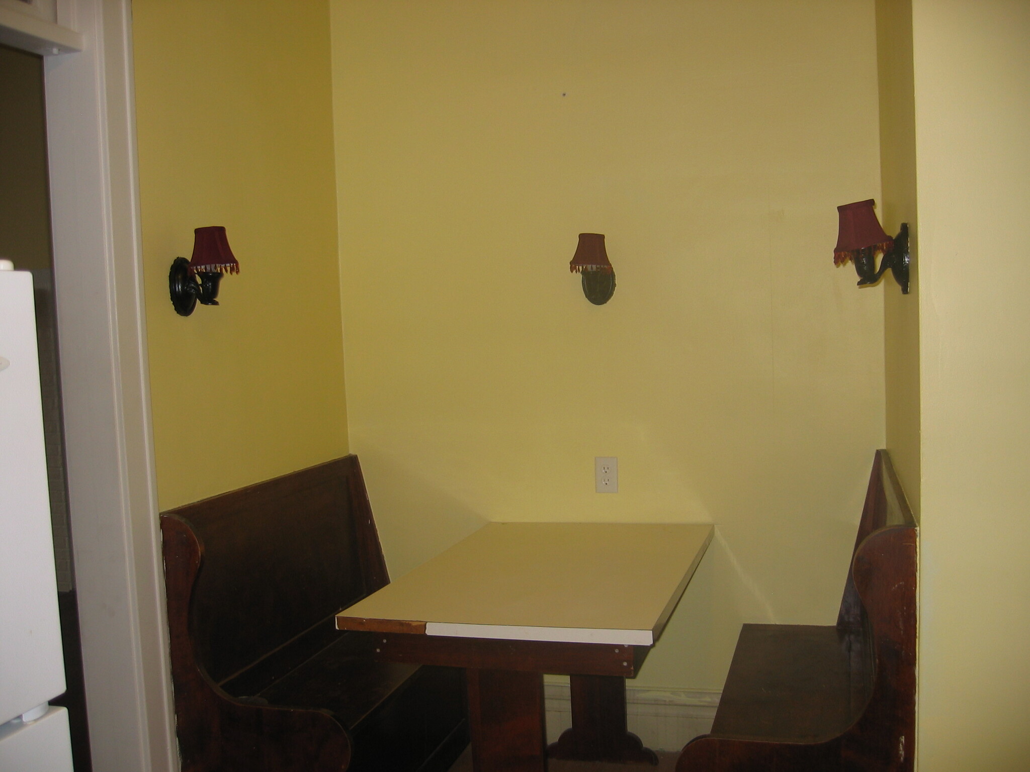 Dinner area - 119 W Broadway St