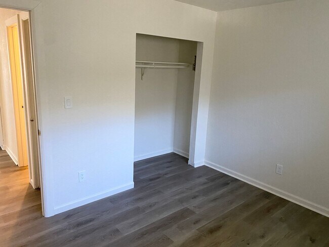 Building Photo - NSUR1259 2205 Cedar1-4