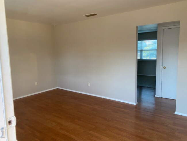 Building Photo - 309 Circle Dr