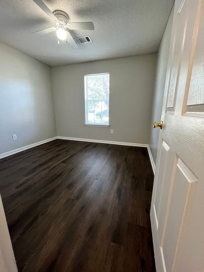 Building Photo - 206 Worthington Ln