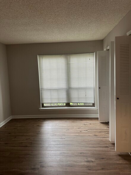 Building Photo - 37 Mendrey Ct
