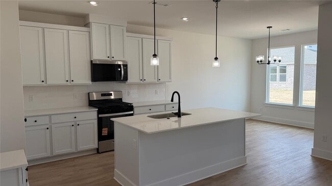 Building Photo - 2330 Longfellow Dr