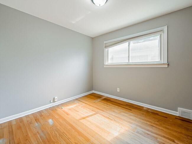 Building Photo - Charming 3-Bedroom Ranch in the Heart of Garden City