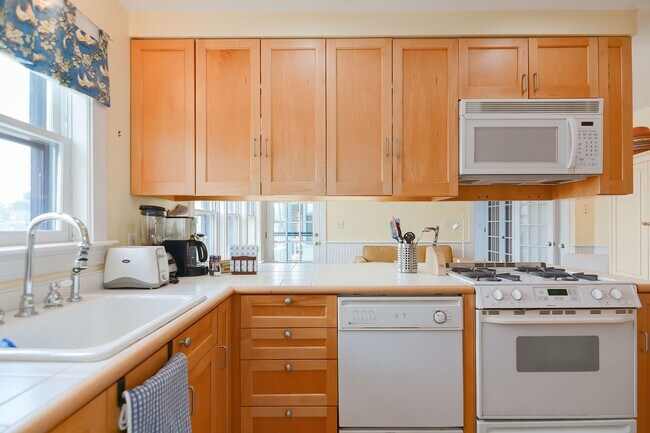 Building Photo - 37 Rocky Neck Ave