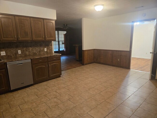 Building Photo - FOR RENT in North Columbus! Available Now!