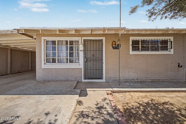 Building Photo - 1823 E Sunland Ave