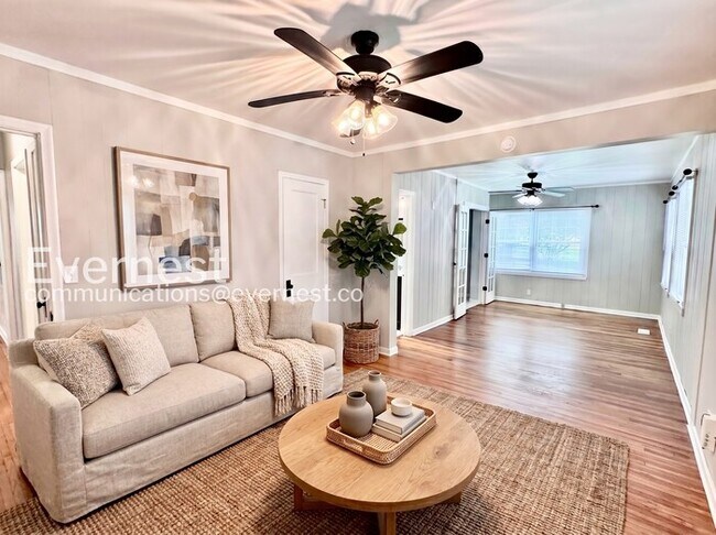 Building Photo - Charming 2-Bed/2 bath Bungalow with Modern Amenities and Ideal Location / Pet-Friendly / Availabl...