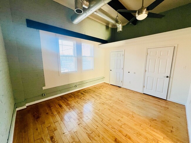 Building Photo - 308 N Laurel St