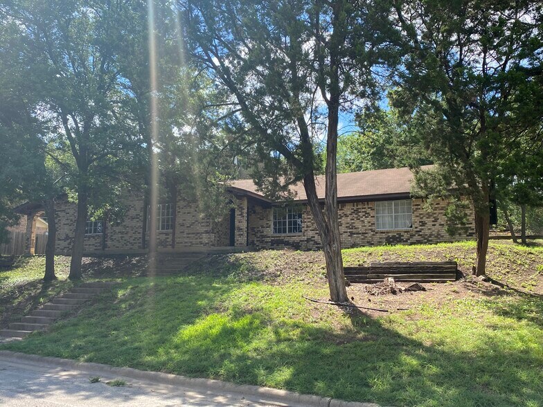 Front - 827 Cliffside Dr