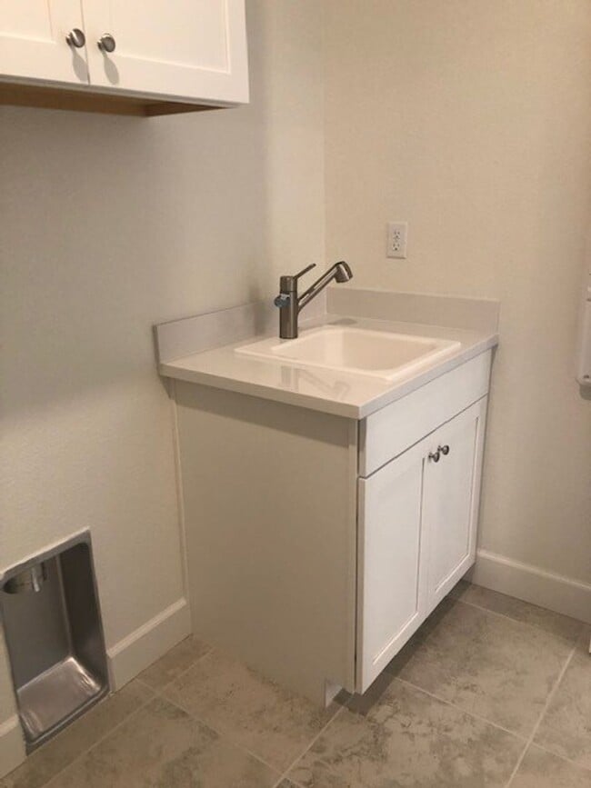 Building Photo - Single Story Stockton Home - Located in We...