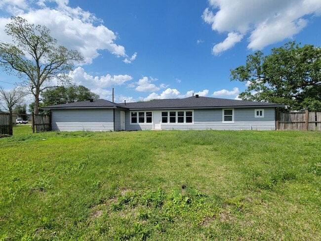 Building Photo - This fully renovated 3-bedroom, 2-bath home features a modern kitchen, large master suite with a ...
