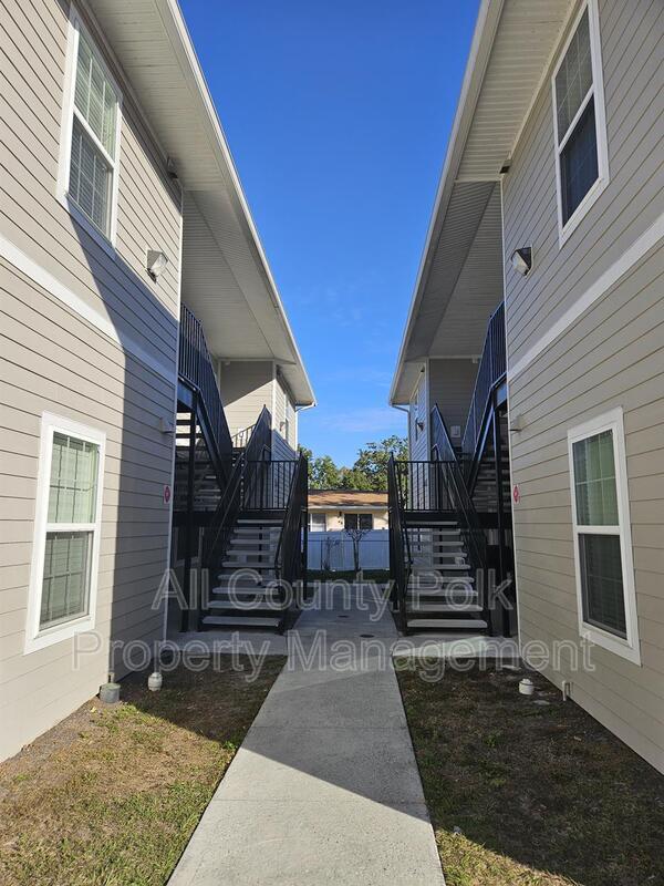 Building Photo - 915 Ariana St