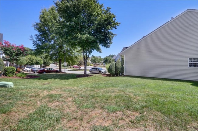 Building Photo - Amazing updated 2 bedroom 2.5 bathroom townhouse in NW Greensboro Keswick Place. Lawn care included.