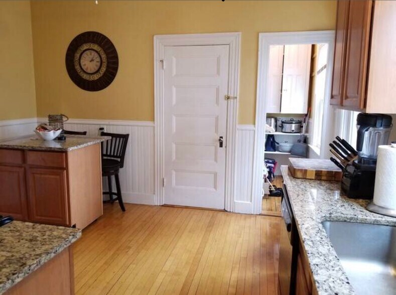 Building Photo - 20 University Ave