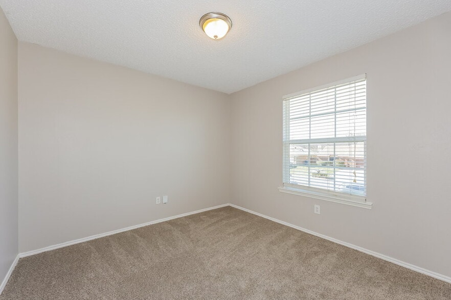 Building Photo - 1521 Lincolnshire Way