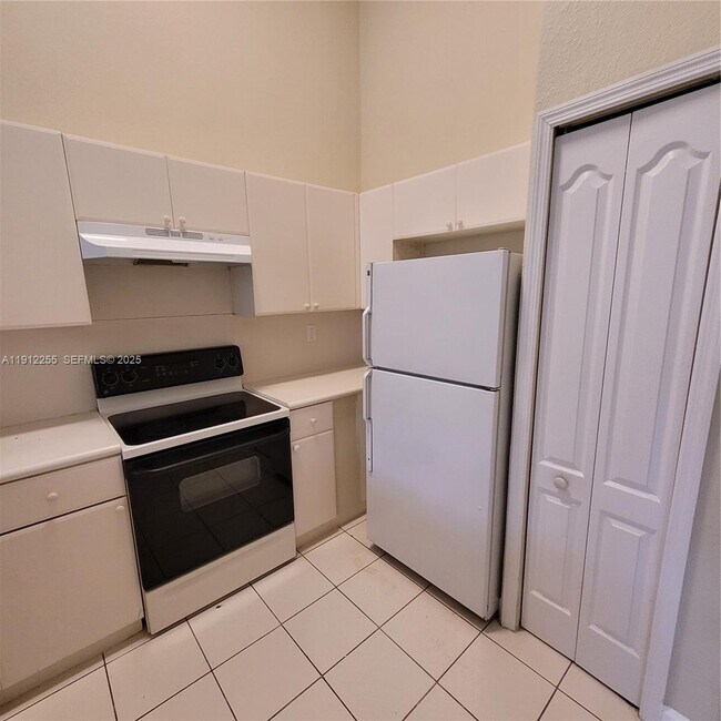 Building Photo - 1666 SE 27th Ct