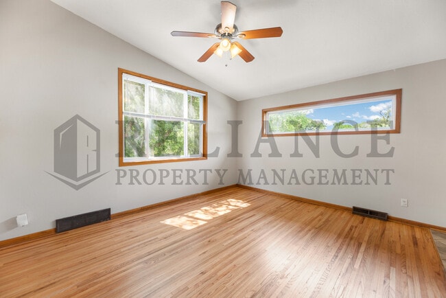 Building Photo - 533 S Westview Dr