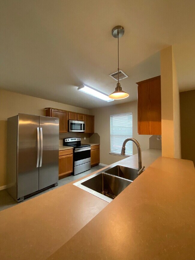Building Photo - Spacious 4Bed, 2.5 Bath plus Bonus Room, 2-story home in the desirable Remington Grove community!