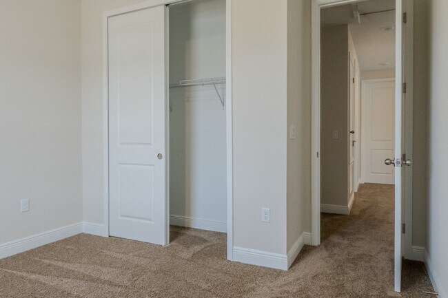 Building Photo - 16705 Victoria Grv Aly