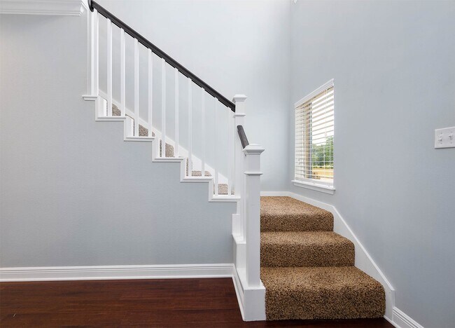 Building Photo - 2470 Country Club Dr