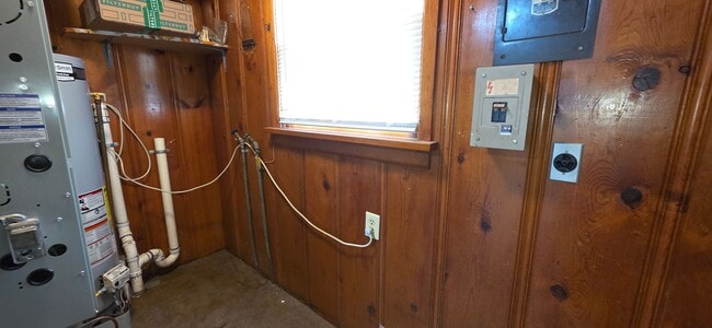 Building Photo - 2 Bedroom 1 Bathroom home in Southeast Springfield for $995!