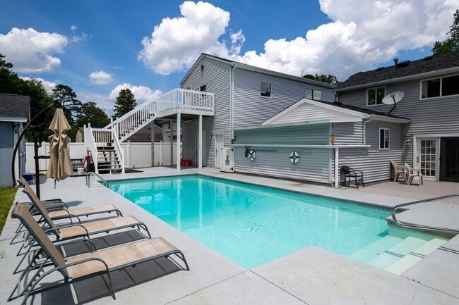 Building Photo - 837 Romney Ln