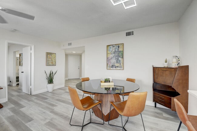 Building Photo - 600 Egret Cir