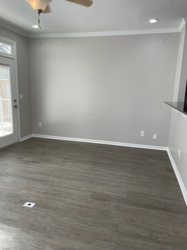 Building Photo - Emmyllie Ct- 130/132