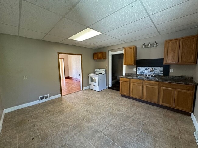 Building Photo - 4 bed 2 bath house $1,050