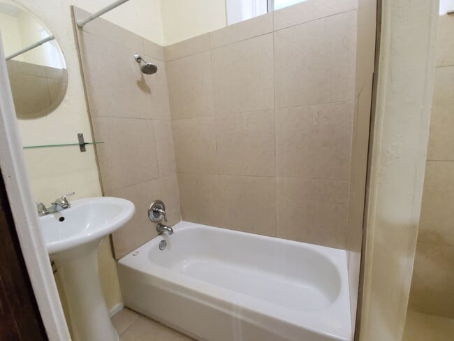 Building Photo - 1 br Downtown Charmer