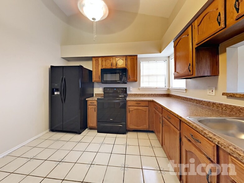 Building Photo - 7811 Bluff Trail Dr