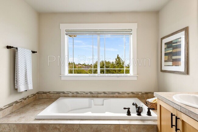 Building Photo - 14780 NW Hydrangea Ct
