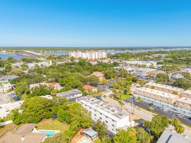Building Photo - Centrally Located Beachside Condo in Ormond