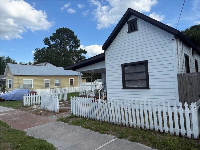 Building Photo - 2116 W Pine St