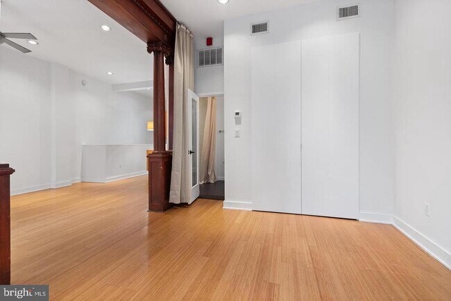 Building Photo - 727 S 7th St