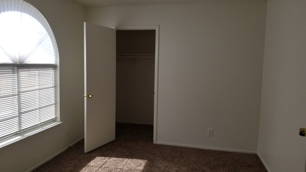 Building Photo - 2282 Ray Kanel Dr