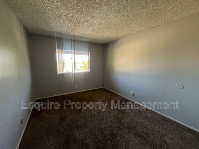 Building Photo - 951 Warwick Ave