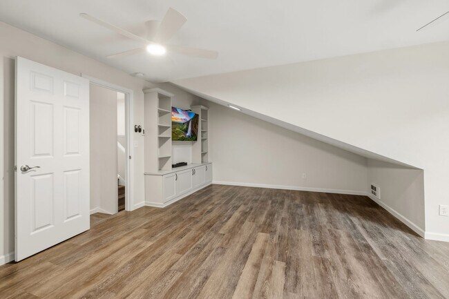 Building Photo - For Lease $2950/Month: Beautifully updated 2/Bdrm Townhome with large Bonus Room
