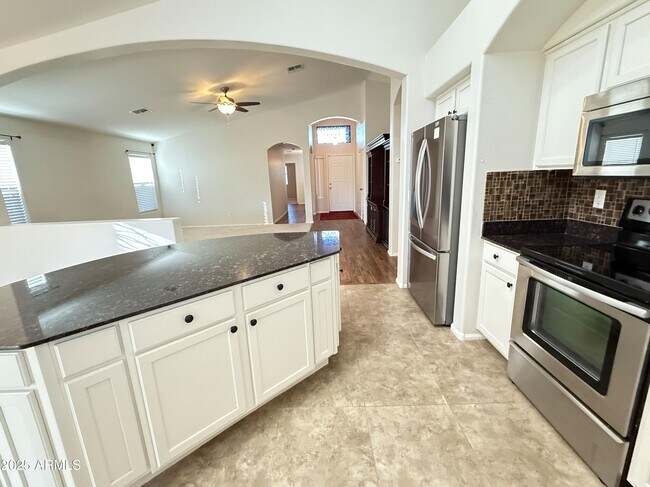 Building Photo - 605 E Nancy Ave