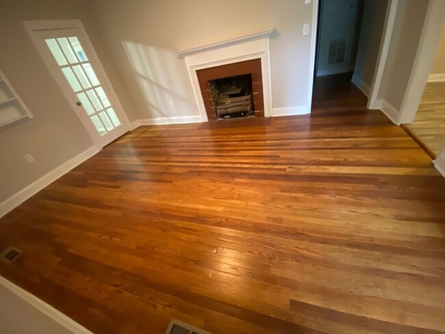 Building Photo - Charming 3 bedroom home in the heart of do...