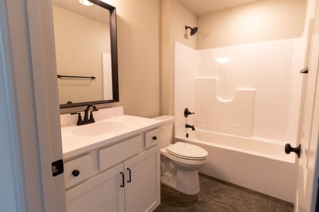 Building Photo - 3 Bed, 2 Bath New Build Home