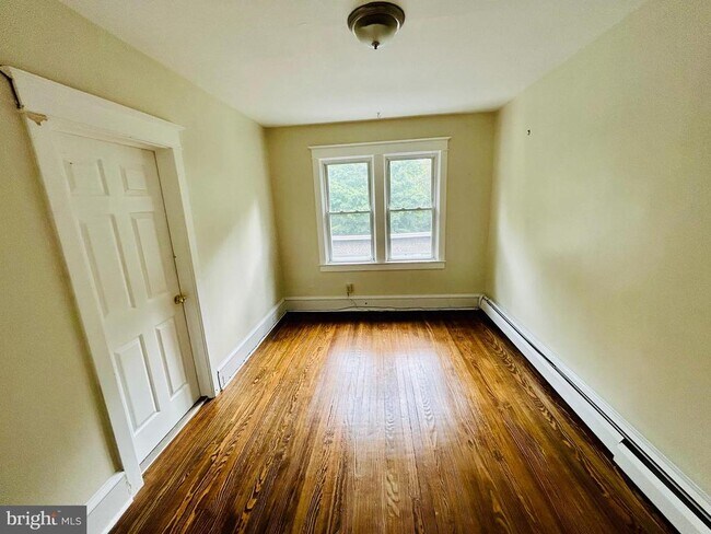 Building Photo - 303 Kenny St