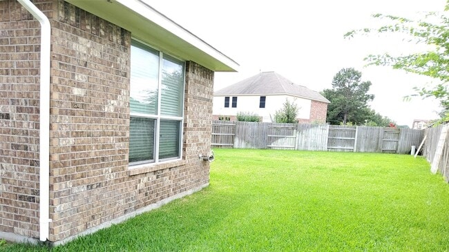 Building Photo - 25047 Lenora Dr