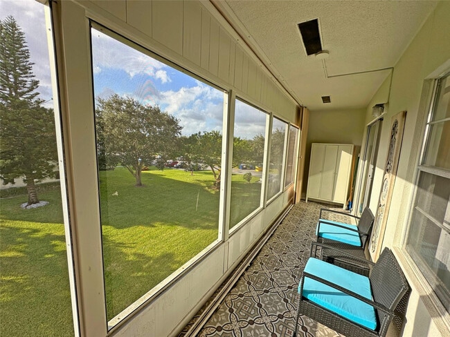 Building Photo - 543 Mansfield M