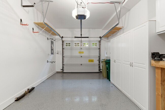 Building Photo - 17208 SW Pleasanton Ln