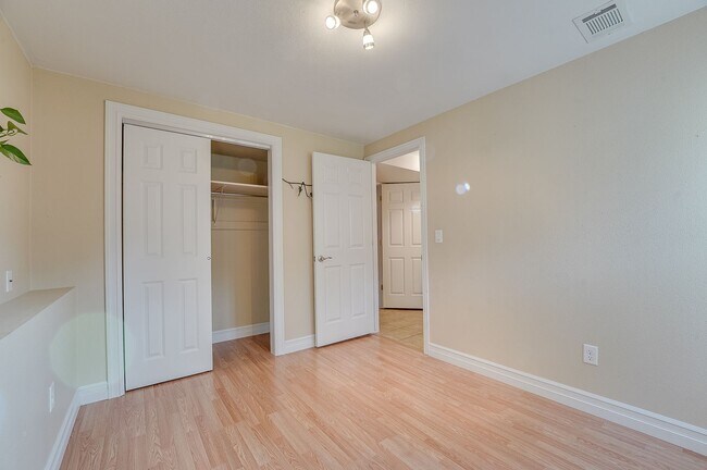 Building Photo - Cute 3 Bedroom 2 Bathroom Home
