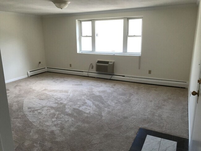 Building Photo - 2 Bed 1 Bath available 9/1