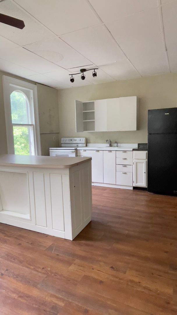 Building Photo - Historic, Upstairs One Bedroom Apartment