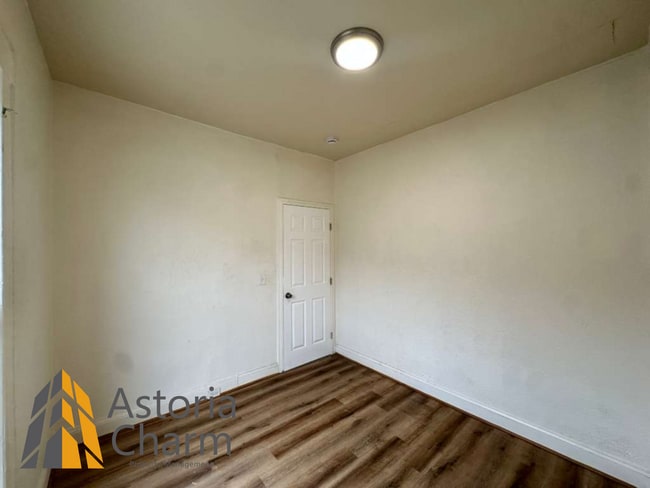 Building Photo - Flexible 4 Bedroom Layout with Fenced Backyard