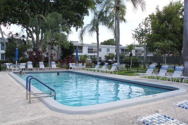 Building Photo - 6219 Bay Club Dr